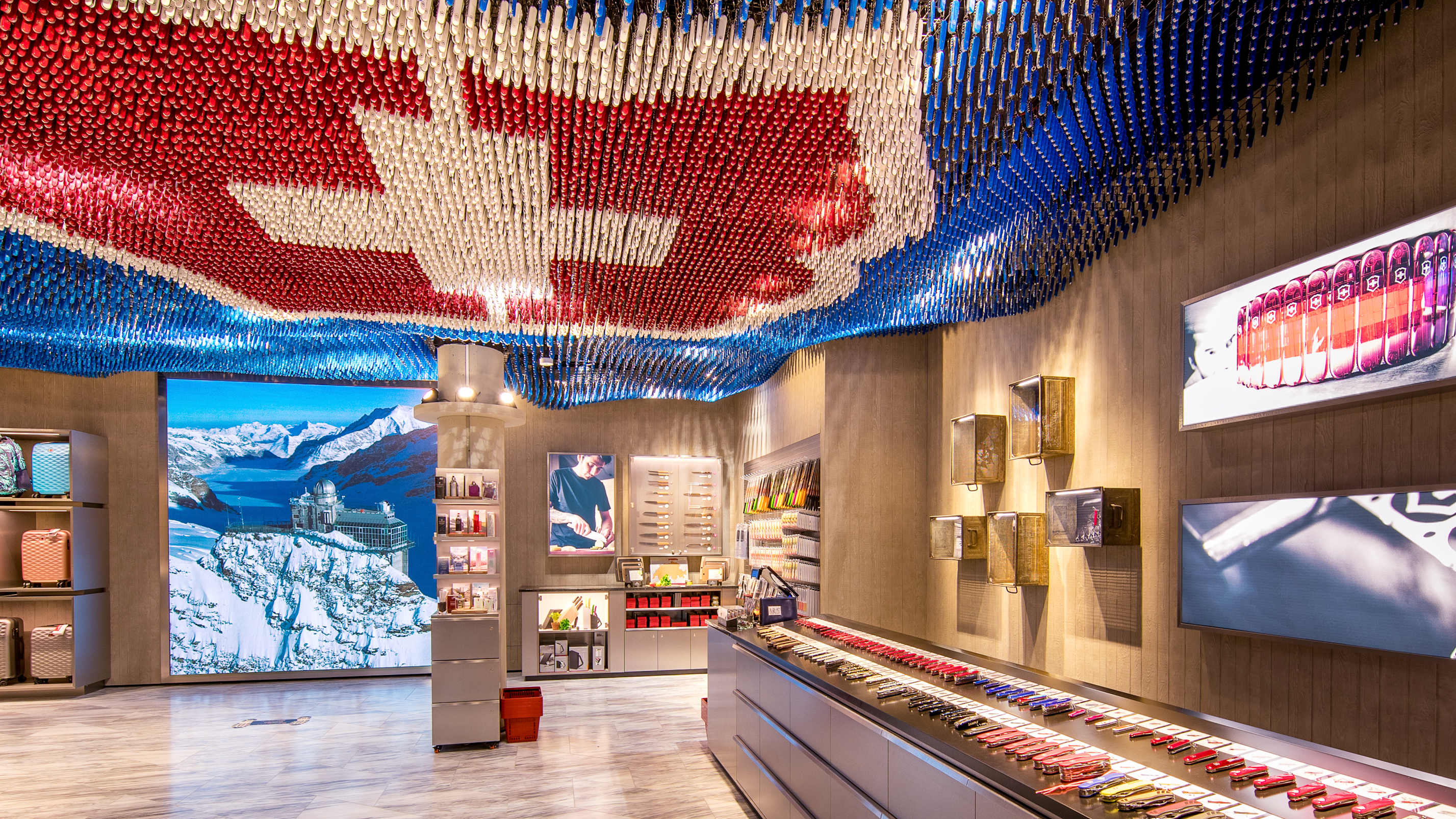 Experiences, flagship store, indoors, Interlaken, Jungfrau Railways, Lindt, partnerships, shop, store, Swatch, relationships, Victorinox, jungfrau.ch