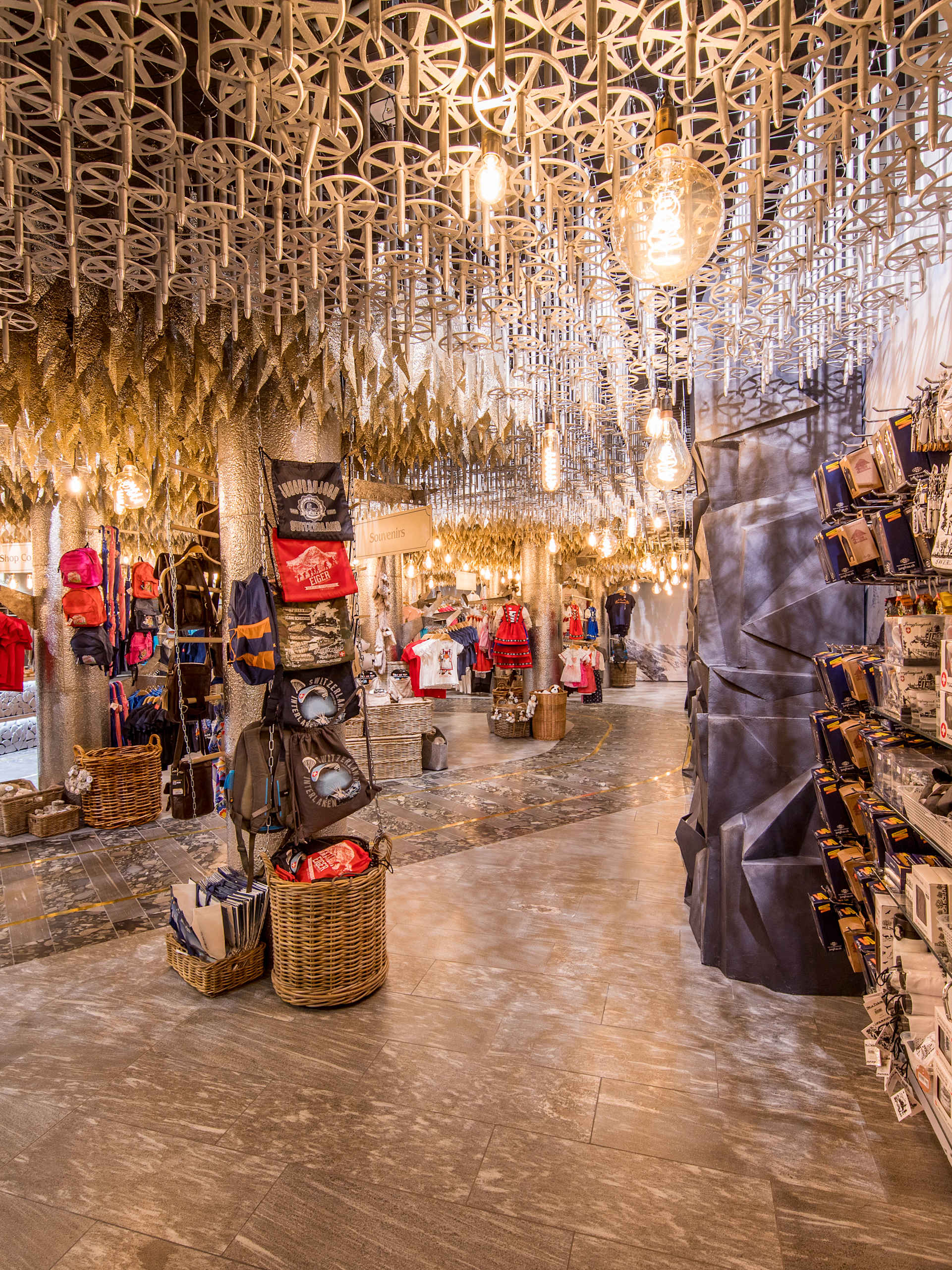 Experiences, flagship store, indoors, Interlaken, Jungfrau Railways, Lindt, partnerships, shop, store, Swatch, relationships, Victorinox, jungfrau.ch